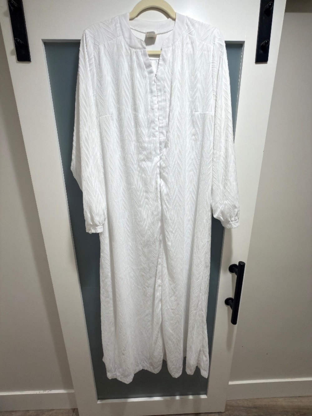 White Elegance Lanai LDS Temple Dress Size M White Textured Leaf Pattern Pockets